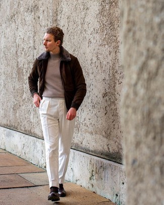 Hellbeige Rollkragenpullover kombinieren – 500+ Herren Outfits: Kombinieren Sie einen hellbeige Rollkragenpullover mit einer weißen Anzughose für einen stilvollen, eleganten Look. Heben Sie dieses Ensemble mit dunkelbraunen Leder Oxford Schuhen hervor.