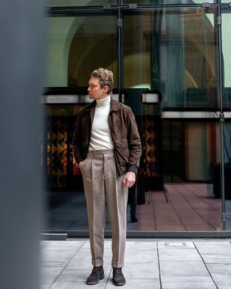 30 Jährige: Wie Harrington-Jacke mit Anzughose zu kombinieren – 50 Herren Outfits warm Wetter: Vereinigen Sie eine Harrington-Jacke mit einer Anzughose, um vor Klasse und Perfektion zu strotzen. Fühlen Sie sich ideenreich? Entscheiden Sie sich für eine dunkelbraune Wildlederfreizeitstiefel.