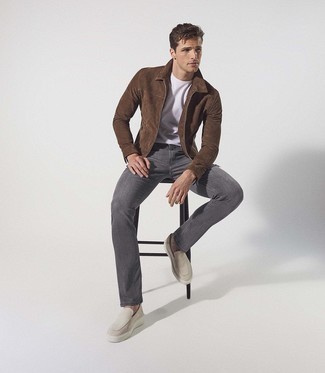 Welche Harrington-Jacken mit hellbeige Slipper zu tragen – 11 Herren Outfits: Kombinieren Sie eine Harrington-Jacke mit dunkelgrauen Jeans, um mühelos alles zu meistern, was auch immer der Tag bringen mag. Schalten Sie Ihren Kleidungsbestienmodus an und machen hellbeige Slipper zu Ihrer Schuhwerkwahl.