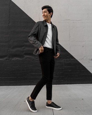 Enge Jeans kombinieren – 500+ Herren Outfits: Paaren Sie eine dunkelgraue Harrington-Jacke mit engen Jeans für ein Alltagsoutfit, das Charakter und Persönlichkeit ausstrahlt. Ergänzen Sie Ihr Look mit schwarzen Leder niedrigen Sneakers.