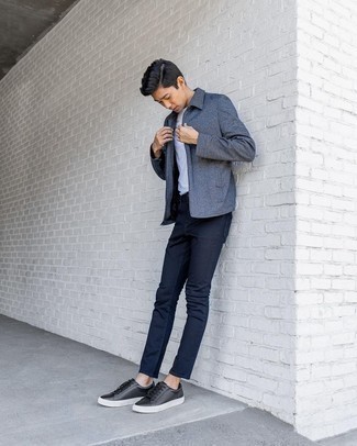 Schwarze Leder niedrige Sneakers kombinieren – 500+ Herren Outfits: Tragen Sie eine dunkelgraue Harrington-Jacke und dunkelblauen Jeans, um mühelos alles zu meistern, was auch immer der Tag bringen mag. Schwarze Leder niedrige Sneakers sind eine perfekte Wahl, um dieses Outfit zu vervollständigen.