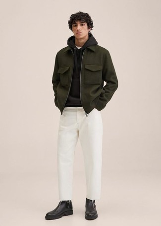 Weiße Jeans kombinieren – 1200+ Herren Outfits: Tragen Sie eine dunkelgrüne Harrington-Jacke und weißen Jeans für ein Alltagsoutfit, das Charakter und Persönlichkeit ausstrahlt. Setzen Sie bei den Schuhen auf die klassische Variante mit schwarzen Chelsea Boots aus Leder.