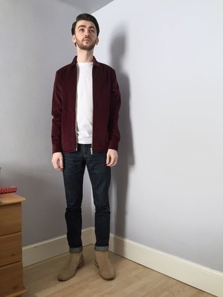 Rote Harrington-Jacke kombinieren – 11 Smart-Casual Herren Outfits: Kombinieren Sie eine rote Harrington-Jacke mit dunkelgrauen Jeans für ein Alltagsoutfit, das Charakter und Persönlichkeit ausstrahlt. Setzen Sie bei den Schuhen auf die klassische Variante mit hellbeige Chelsea Boots aus Wildleder.