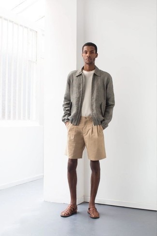 20 Jährige: Beige Shorts kombinieren – 44 Lässige Herren Outfits: Kombinieren Sie eine graue Harrington-Jacke mit beige Shorts, um mühelos alles zu meistern, was auch immer der Tag bringen mag. Braune Ledersandalen leihen Originalität zu einem klassischen Look.