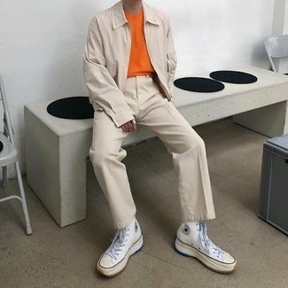 hellbeige Harrington-Jacke, orange T-Shirt mit einem Rundhalsausschnitt, hellbeige Chinohose, weiße hohe Sneakers aus Segeltuch für Herren