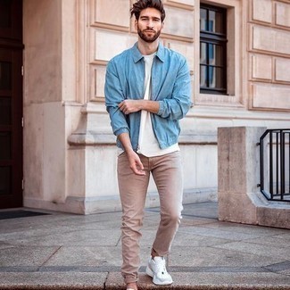 Hellbeige Jeans kombinieren – 500+ Herren Outfits: Entscheiden Sie sich für eine hellblaue Harrington-Jacke und hellbeige Jeans für ein sonntägliches Mittagessen mit Freunden. Weiße Sportschuhe leihen Originalität zu einem klassischen Look.
