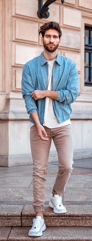 Beige Jeans kombinieren – 553+ Herren Outfits: Vereinigen Sie eine hellblaue Harrington-Jacke mit beige Jeans, um mühelos alles zu meistern, was auch immer der Tag bringen mag. Fühlen Sie sich mutig? Vervollständigen Sie Ihr Outfit mit weißen Sportschuhen.