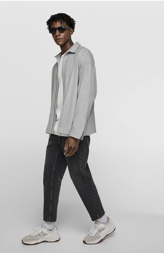 Dunkelgraue Jeans kombinieren – 1200+ Herren Outfits: Kombinieren Sie eine graue Harrington-Jacke mit dunkelgrauen Jeans für einen bequemen Alltags-Look. Wenn Sie nicht durch und durch formal auftreten möchten, entscheiden Sie sich für grauen Sportschuhe.