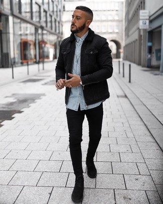 Wie hellblaues Jeanshemd mit schwarzer Harrington-Jacke zu kombinieren – 1 Herren Outfits: Kombinieren Sie eine schwarze Harrington-Jacke mit einem hellblauen Jeanshemd für ein großartiges Wochenend-Outfit. Komplettieren Sie Ihr Outfit mit einer schwarzen Wildlederfreizeitstiefeln, um Ihr Modebewusstsein zu zeigen.