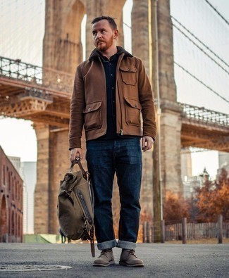 Braunen Segeltuch Rucksack kombinieren – 100 Herren Outfits: Vereinigen Sie eine braune Harrington-Jacke mit einem braunen Segeltuch Rucksack für einen entspannten Wochenend-Look. Fühlen Sie sich ideenreich? Vervollständigen Sie Ihr Outfit mit braunen Wildleder Derby Schuhen.