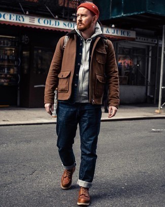 Braune Harrington-Jacke kombinieren – 294 Herren Outfits: Kombinieren Sie eine braune Harrington-Jacke mit dunkelblauen Jeans für ein sonntägliches Mittagessen mit Freunden. Fühlen Sie sich ideenreich? Wählen Sie eine braune Lederfreizeitstiefel.