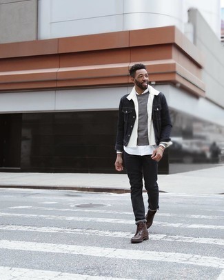 30 Jährige: Weiße Harrington-Jacke kombinieren – 3 Herren Outfits kühl Wetter: Tragen Sie eine weiße Harrington-Jacke und schwarzen Jeans für ein großartiges Wochenend-Outfit. Eine dunkelbraune Lederfreizeitstiefel sind eine einfache Möglichkeit, Ihren Look aufzuwerten.