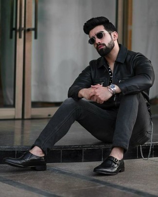 Schwarzes gepunktetes Kurzarmhemd kombinieren – 6 Herren Outfits: Kombinieren Sie ein schwarzes gepunktetes Kurzarmhemd mit dunkelgrauen Jeans, um einen lockeren, aber dennoch stylischen Look zu erhalten. Schwarze Monks aus Leder sind eine einfache Möglichkeit, Ihren Look aufzuwerten.