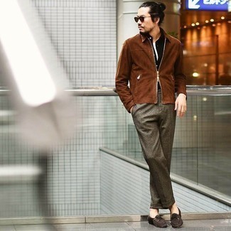 Braune Harrington-Jacke kombinieren – 294 Herren Outfits: Kombinieren Sie eine braune Harrington-Jacke mit einer grauen Wollanzughose mit Schottenmuster für einen für die Arbeit geeigneten Look. Fühlen Sie sich ideenreich? Entscheiden Sie sich für dunkelbraunen Wildleder Slipper.