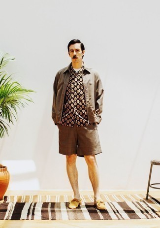 Shorts kombinieren – 500+ Herren Outfits: Kombinieren Sie eine braune Harrington-Jacke mit Shorts für ein bequemes Outfit, das außerdem gut zusammen passt. Putzen Sie Ihr Outfit mit senf Wildleder Slippern.