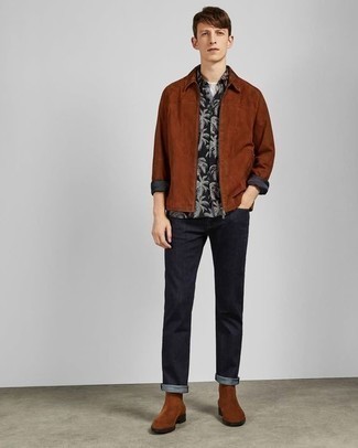 Braune Harrington-Jacke kombinieren – 294 Herren Outfits: Kombinieren Sie eine braune Harrington-Jacke mit dunkelblauen Jeans für ein großartiges Wochenend-Outfit. Braune Chelsea Boots aus Wildleder sind eine einfache Möglichkeit, Ihren Look aufzuwerten.