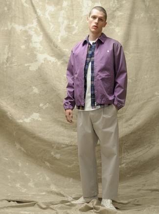 Graue Chinohose kombinieren – 1200+ Herren Outfits: Erwägen Sie das Tragen von einer violetten Harrington-Jacke und einer grauen Chinohose für ein bequemes Outfit, das außerdem gut zusammen passt. Machen Sie diese Aufmachung leger mit weißen hohen Sneakers aus Segeltuch.
