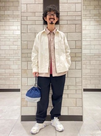 Dunkelblaue Segeltuch Clutch Handtasche kombinieren – 38 Herren Outfits: Vereinigen Sie eine weiße Harrington-Jacke mit einer dunkelblauen Segeltuch Clutch Handtasche für einen entspannten Wochenend-Look. Ergänzen Sie Ihr Look mit weißen Sportschuhen.