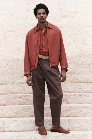 Dunkelbraune Anzughose kombinieren – 500+ Herren Outfits: Geben Sie den bestmöglichen Look ab in einer roten Harrington-Jacke und einer dunkelbraunen Anzughose. Braune Leder Slipper fügen sich nahtlos in einer Vielzahl von Outfits ein.