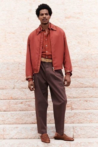 30 Jährige: Braune Leder Slipper kombinieren – 1200+ Herren Outfits: Entscheiden Sie sich für eine orange Harrington-Jacke und eine dunkelbraune Chinohose für einen bequemen Alltags-Look. Fühlen Sie sich ideenreich? Ergänzen Sie Ihr Outfit mit braunen Leder Slippern.