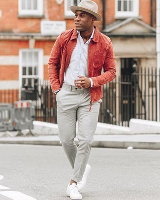 30 Jährige: Graue Hose kombinieren – 500+ Frühling Herren Outfits: Kombinieren Sie eine rote Harrington-Jacke mit einer grauen Hose, um einen lockeren, aber dennoch stylischen Look zu erhalten. Fühlen Sie sich ideenreich? Ergänzen Sie Ihr Outfit mit weißen Segeltuch niedrigen Sneakers. Was für eine super Frühlings-Outfit Idee!