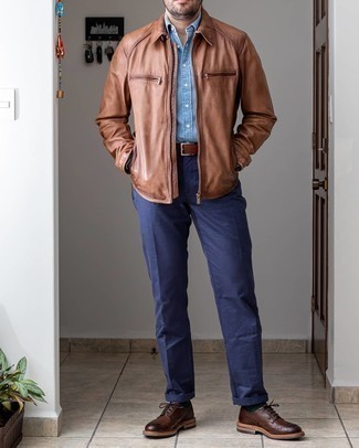 Braune Harrington-Jacke kombinieren – 294 Herren Outfits: Entscheiden Sie sich für eine braune Harrington-Jacke und eine dunkelblaue Chinohose für ein großartiges Wochenend-Outfit. Fügen Sie dunkelbraunen Leder Brogues für ein unmittelbares Style-Upgrade zu Ihrem Look hinzu.