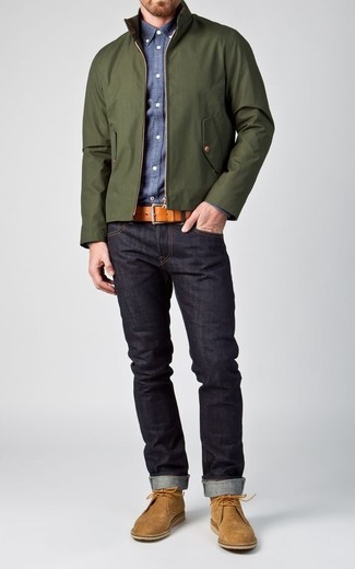Welche Jeans mit beige Chukka-Stiefel zu tragen – 91 Smart-Casual Herren Outfits: Kombinieren Sie eine dunkelgrüne Harrington-Jacke mit Jeans für ein bequemes Outfit, das außerdem gut zusammen passt. Beige Chukka-Stiefel sind eine kluge Wahl, um dieses Outfit zu vervollständigen.