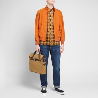 Orange Harrington-Jacke kombinieren – 13 Herren Outfits: Kombinieren Sie eine orange Harrington-Jacke mit dunkelblauen Jeans für ein großartiges Wochenend-Outfit. Dunkelblaue Segeltuch niedrige Sneakers sind eine perfekte Wahl, um dieses Outfit zu vervollständigen.