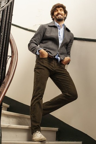 Dunkelbraune Jeans kombinieren – 261 Herren Outfits: Kombinieren Sie eine graue Harrington-Jacke mit dunkelbraunen Jeans für ein großartiges Wochenend-Outfit. Wählen Sie die legere Option mit weißen hohen Sneakers aus Segeltuch.