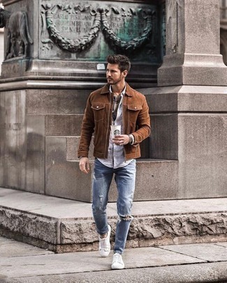 Braune Harrington-Jacke kombinieren – 294 Herren Outfits: Kombinieren Sie eine braune Harrington-Jacke mit hellblauen Jeans mit Destroyed-Effekten für einen entspannten Wochenend-Look. Fühlen Sie sich mutig? Entscheiden Sie sich für weißen Segeltuch niedrige Sneakers.