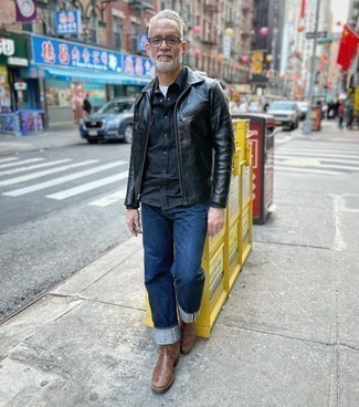 50 Jährige: Wie Chelsea Boots mit Langarmhemdes zu kombinieren – 8 Herren Outfits kühl Wetter: Kombinieren Sie ein Langarmhemd mit dunkelblauen Jeans für ein bequemes Outfit, das außerdem gut zusammen passt. Putzen Sie Ihr Outfit mit Chelsea Boots.