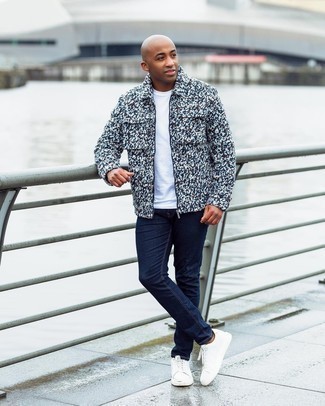 30 Jährige: Harrington-Jacke kombinieren – 376 Frühling Herren Outfits: Tragen Sie eine Harrington-Jacke und dunkelblauen Jeans für ein bequemes Outfit, das außerdem gut zusammen passt. Weiße Leder niedrige Sneakers sind eine kluge Wahl, um dieses Outfit zu vervollständigen. So einfach kann ein cooler Übergangs-Look sein.