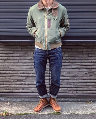 Olivgrüne Harrington-Jacke kombinieren – 95 Herren Outfits: Erwägen Sie das Tragen von einer olivgrünen Harrington-Jacke und dunkelblauen Jeans, um einen lockeren, aber dennoch stylischen Look zu erhalten. Fühlen Sie sich ideenreich? Wählen Sie eine rotbraune Lederfreizeitstiefel.