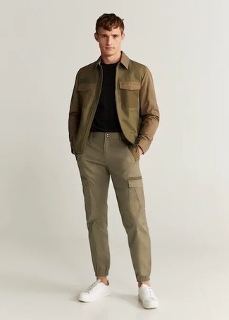 Olivgrüne Harrington-Jacke kombinieren – 95 Herren Outfits: Die Vielseitigkeit von einer olivgrünen Harrington-Jacke und einer beige Cargohose machen sie zu einer lohnenswerten Investition. Weiße Segeltuch niedrige Sneakers sind eine großartige Wahl, um dieses Outfit zu vervollständigen.