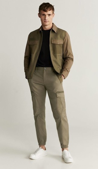 olivgrüne Harrington-Jacke, schwarzes T-Shirt mit einem Rundhalsausschnitt, beige Cargohose, weiße Leder niedrige Sneakers für Herren