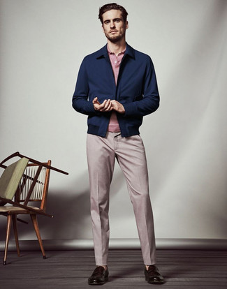 Fuchsia Socken kombinieren – 105 Herren Outfits: Kombinieren Sie eine dunkelblaue Harrington-Jacke mit fuchsia Socken für einen entspannten Wochenend-Look. Entscheiden Sie sich für dunkelbraunen Leder Slipper, um Ihr Modebewusstsein zu zeigen.