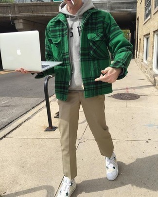 Grüne Harrington-Jacke kombinieren – 3 Herren Outfits: Kombinieren Sie eine grüne Harrington-Jacke mit einer beige Chinohose für ein Alltagsoutfit, das Charakter und Persönlichkeit ausstrahlt. Fühlen Sie sich mutig? Ergänzen Sie Ihr Outfit mit weißen Segeltuch niedrigen Sneakers.