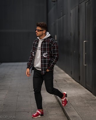 30 Jährige: Schwarze Harrington-Jacke kombinieren – 141 Herren Outfits warm Wetter: Eine schwarze Harrington-Jacke und schwarze enge Jeans sind eine perfekte Wochenend-Kombination. Rote und weiße Sportschuhe liefern einen wunderschönen Kontrast zu dem Rest des Looks.