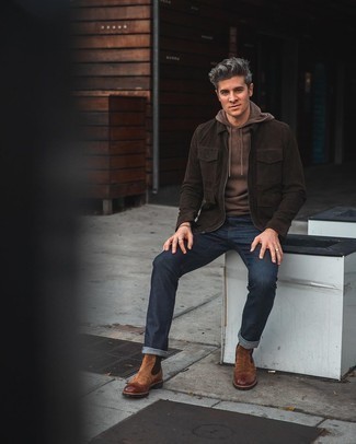 Dunkelbraunen Strick Pullover mit einem Kapuze kombinieren – 5 Herren Outfits: Entscheiden Sie sich für Komfort in einem dunkelbraunen Strick Pullover mit einem Kapuze und dunkelblauen Jeans. Fühlen Sie sich mutig? Komplettieren Sie Ihr Outfit mit braunen Chelsea Boots aus Wildleder.