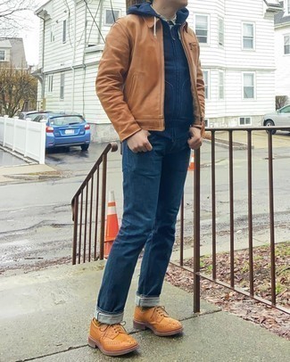 Braune Harrington-Jacke kombinieren – 294 Herren Outfits: Vereinigen Sie eine braune Harrington-Jacke mit dunkelblauen Jeans für ein sonntägliches Mittagessen mit Freunden. Schalten Sie Ihren Kleidungsbestienmodus an und machen rotbraunen Leder Brogues zu Ihrer Schuhwerkwahl.