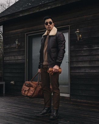 Dunkelbraune Reisetasche kombinieren – 214 Herren Outfits warm Wetter: Paaren Sie eine dunkelbraune Harrington-Jacke aus Leder mit einer dunkelbraunen Reisetasche für einen entspannten Wochenend-Look. Komplettieren Sie Ihr Outfit mit einer schwarzen Lederfreizeitstiefeln, um Ihr Modebewusstsein zu zeigen.