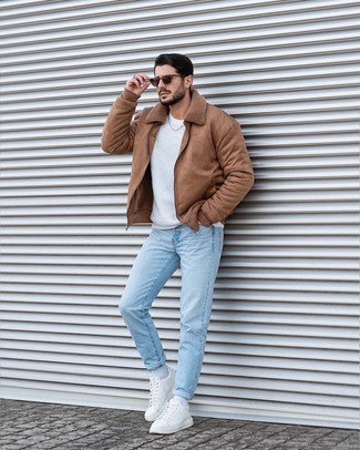 Harrington-Jacke kombinieren – 500+ Casual Herren Outfits warm Wetter: Vereinigen Sie eine Harrington-Jacke mit hellblauen Jeans für ein sonntägliches Mittagessen mit Freunden. Weiße Segeltuch niedrige Sneakers sind eine gute Wahl, um dieses Outfit zu vervollständigen.