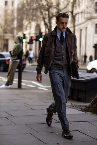 Welche Anzughosen mit dunkelbrauner Oxford Schuhe zu tragen – 498 Herren Outfits: Kombinieren Sie eine dunkelbraune Harrington-Jacke aus Wildleder mit einer Anzughose für eine klassischen und verfeinerte Silhouette. Entscheiden Sie sich für dunkelbraunen Oxford Schuhe, um Ihr Modebewusstsein zu zeigen.