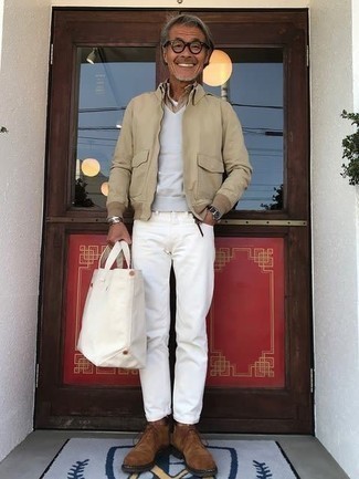 hellbeige Harrington-Jacke, grauer Pullunder, hellbeige Langarmhemd, weiße Jeans für Herren