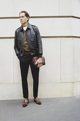Braune Chelsea Boots aus Leder kombinieren – 500+ Herren Outfits: Paaren Sie eine schwarze Harrington-Jacke aus Leder mit einer schwarzen Chinohose für einen bequemen Alltags-Look. Fühlen Sie sich ideenreich? Entscheiden Sie sich für braunen Chelsea Boots aus Leder.