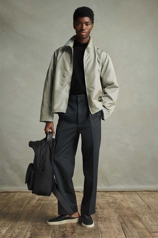 Schwarzen Rucksack kombinieren – 180 Smart-Casual Herren Outfits warm Wetter: Entscheiden Sie sich für Komfort in einer grauen Harrington-Jacke und einem schwarzen Rucksack. Schwarze Leder Slipper bringen Eleganz zu einem ansonsten schlichten Look.