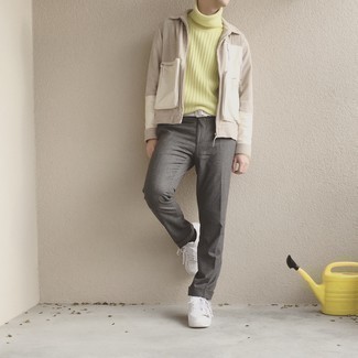Gelben Rollkragenpullover kombinieren – 113 Herren Outfits: Kombinieren Sie einen gelben Rollkragenpullover mit einer grauen Anzughose für eine klassischen und verfeinerte Silhouette. Fühlen Sie sich mutig? Ergänzen Sie Ihr Outfit mit weißen Leder niedrigen Sneakers.