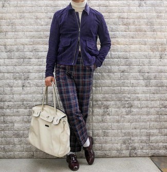 Wie Harrington-Jacke mit Monks zu kombinieren – 8 Herren Outfits: Eine Harrington-Jacke und eine dunkelblaue Anzughose mit Schottenmuster sind eine großartige Outfit-Formel für Ihre Sammlung. Fügen Sie Monks für ein unmittelbares Style-Upgrade zu Ihrem Look hinzu.