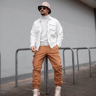 Wie Cargohose mit hoher Sneakers zu kombinieren – 163 Herren Outfits: Kombinieren Sie eine weiße Harrington-Jacke mit einer Cargohose für einen bequemen Alltags-Look. Fühlen Sie sich ideenreich? Entscheiden Sie sich für hohe Sneakers.