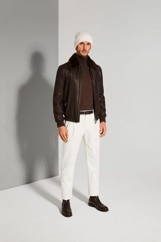 Dunkelbraune Harrington-Jacke aus Leder kombinieren – 47 Herren Outfits: Vereinigen Sie eine dunkelbraune Harrington-Jacke aus Leder mit einer weißen Chinohose, um einen lockeren, aber dennoch stylischen Look zu erhalten. Fühlen Sie sich mutig? Wählen Sie dunkelbraunen Chelsea Boots aus Leder.
